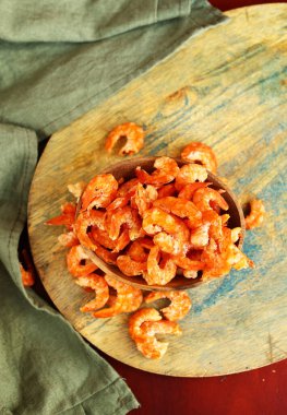 Atıştırmak için doğal kurutulmuş karides, protein kaynağı