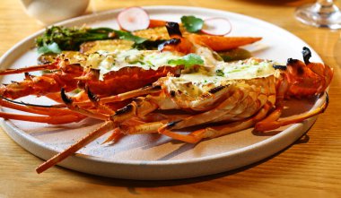 Tabakta beyaz soslu ıstakoz.