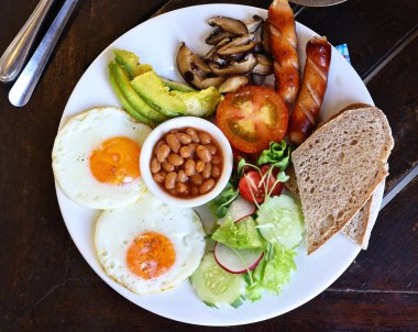 Kızarmış yumurta ve salatalı geleneksel kahvaltı.