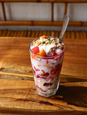 Meyve, granola parfe ve tatlı olarak yoğurt ve sağlıklı beslenme.