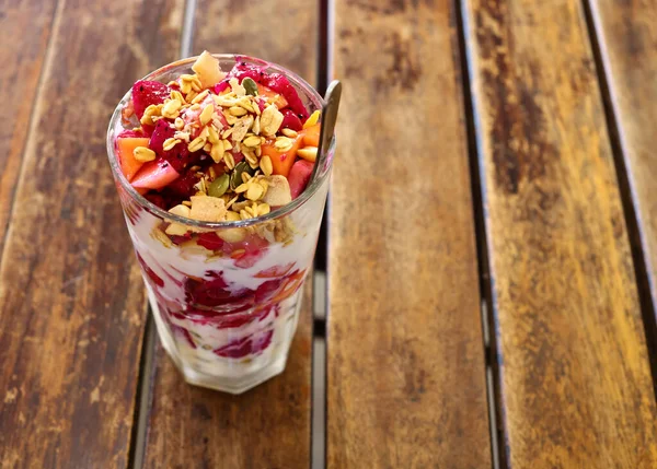 Meyve, granola parfe ve tatlı olarak yoğurt ve sağlıklı beslenme.