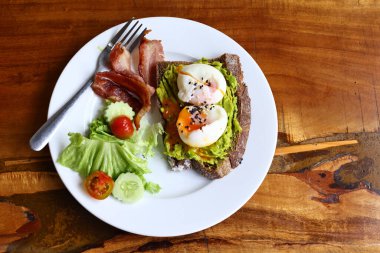 Kızarmış yumurta ve salatalı geleneksel kahvaltı.