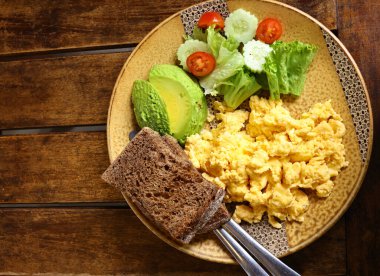 Kızarmış yumurta ve salatalı geleneksel kahvaltı.