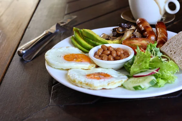 Kızarmış yumurta ve salatalı geleneksel kahvaltı.