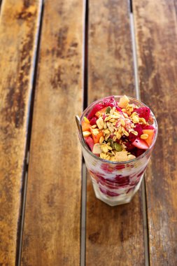 Meyve, granola parfe ve tatlı olarak yoğurt ve sağlıklı beslenme.