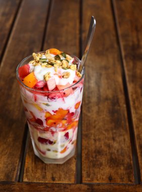 Meyve, granola parfe ve tatlı olarak yoğurt ve sağlıklı beslenme.