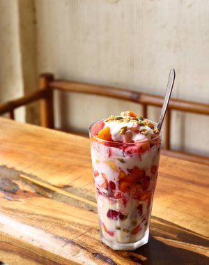 Meyve, granola parfe ve tatlı olarak yoğurt ve sağlıklı beslenme.