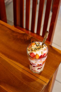 Meyve, granola parfe ve tatlı olarak yoğurt ve sağlıklı beslenme.