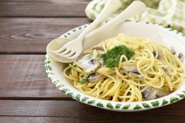 makarna carbonara mantar, sarımsak ve maydanoz ile