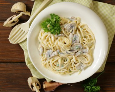 makarna carbonara mantar, sarımsak ve maydanoz ile