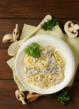 makarna carbonara mantar, sarımsak ve maydanoz ile