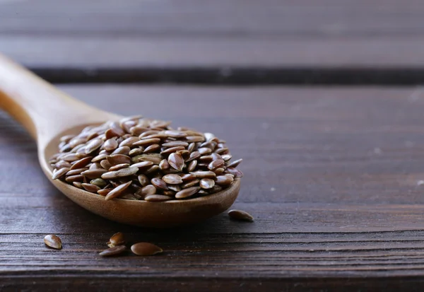 Семена льна на деревянном столе — стоковое фото