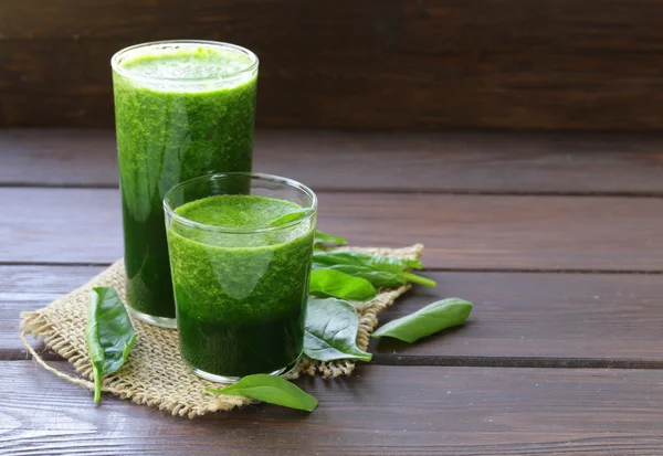 Natürlicher Bio-Smoothie grüner Spinat - gesunde Ernährung — Stockfoto