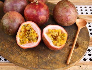 Sağlıklı yemek için taze organik tropikal tutku meyvesi.