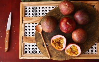 Sağlıklı yemek için taze organik tropikal tutku meyvesi.