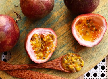 Sağlıklı yemek için taze organik tropikal tutku meyvesi.