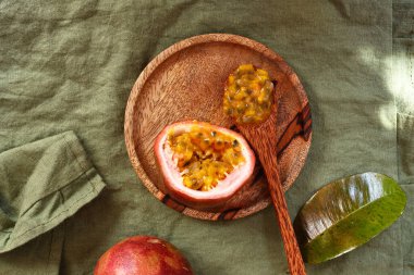 Sağlıklı yemek için taze organik tropikal tutku meyvesi.