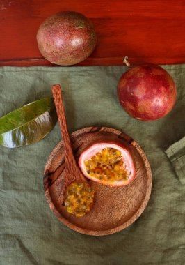 Sağlıklı yemek için taze organik tropikal tutku meyvesi.