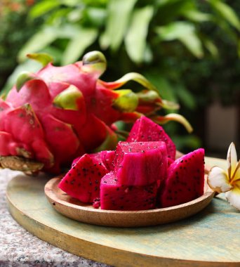 Kırmızı çekirdekli ejderha meyvesi sağlıklı yemek için Asya meyvesidir.