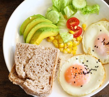 Kızarmış yumurta ve salatalı geleneksel kahvaltı.