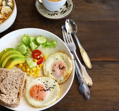 Kızarmış yumurta ve salatalı geleneksel kahvaltı.