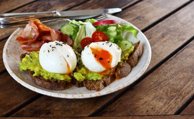 Kızarmış yumurta ve salatalı geleneksel kahvaltı.