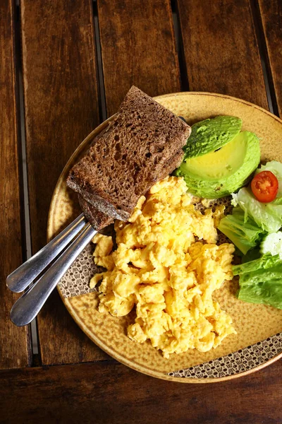 Kızarmış yumurta ve salatalı geleneksel kahvaltı.