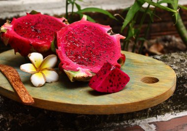 Kırmızı çekirdekli ejderha meyvesi sağlıklı yemek için Asya meyvesidir.