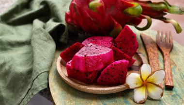 Kırmızı çekirdekli ejderha meyvesi sağlıklı yemek için Asya meyvesidir.