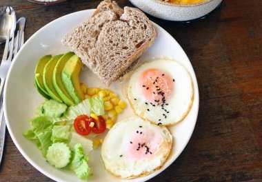 Kızarmış yumurta ve salatalı geleneksel kahvaltı.