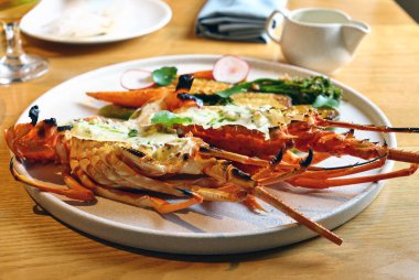 Tabakta beyaz soslu ıstakoz.