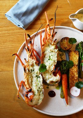 Tabakta beyaz soslu ıstakoz.