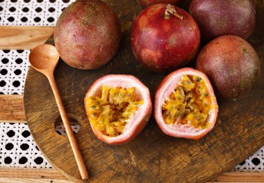 Sağlıklı yemek için taze organik tropikal tutku meyvesi.