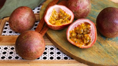 Sağlıklı yemek için taze organik tropikal tutku meyvesi.