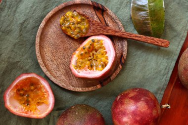 Sağlıklı yemek için taze organik tropikal tutku meyvesi.