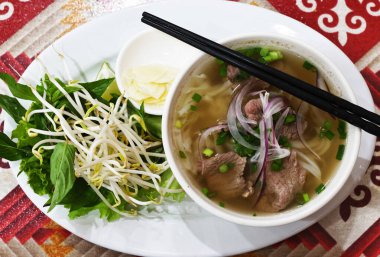 Fasulye filizli geleneksel Vietnam pho bo çorbası.