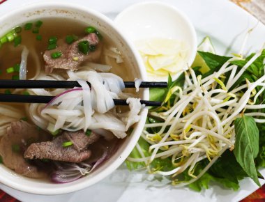 Fasulye filizli geleneksel Vietnam pho bo çorbası.
