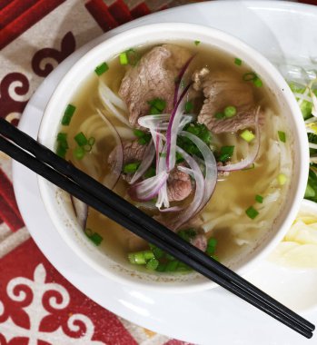 Fasulye filizli geleneksel Vietnam pho bo çorbası.