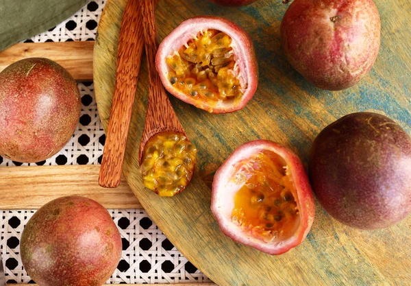 Sağlıklı yemek için taze organik tropikal tutku meyvesi.