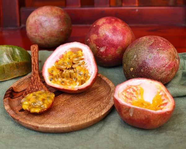 Sağlıklı yemek için taze organik tropikal tutku meyvesi.