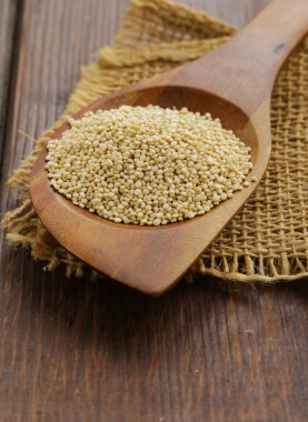 Doğal organik tahıl quinoa ahşap bir masa üzerinde