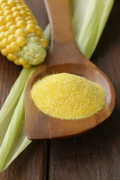 Natural organic corn grits and cobs on the wooden table — Stock Photo, Image