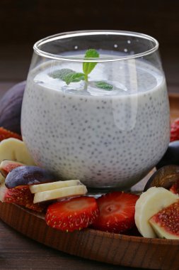 Tatlı chia tohum puding ile çilek ve meyve - sağlıklı yemek yeme, yiyecek süper