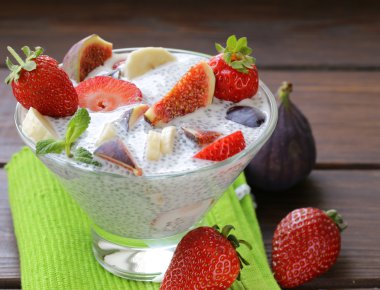 Tatlı chia tohum puding ile çilek ve meyve - sağlıklı yemek yeme, yiyecek süper