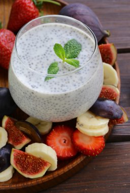 Tatlı chia tohum puding ile çilek ve meyve - sağlıklı yemek yeme, yiyecek süper