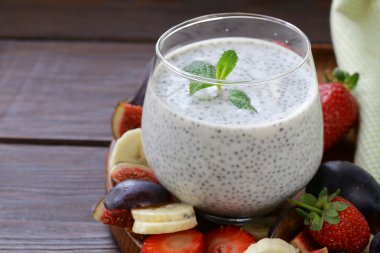 Tatlı chia tohum puding ile çilek ve meyve - sağlıklı yemek yeme, yiyecek süper