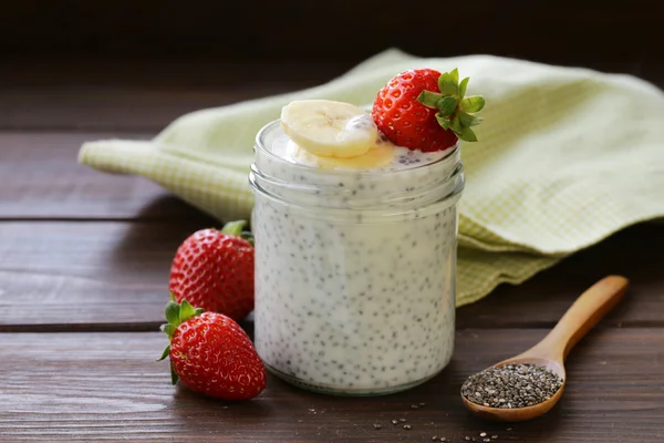 Postre pudín de semillas de chía con bayas y frutas: alimentación saludable, súper comida —  Fotos de Stock