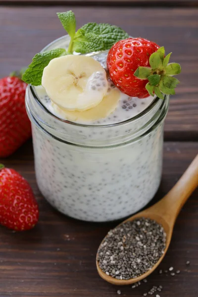 Postre pudín de semillas de chía con bayas y frutas: alimentación saludable, súper comida —  Fotos de Stock