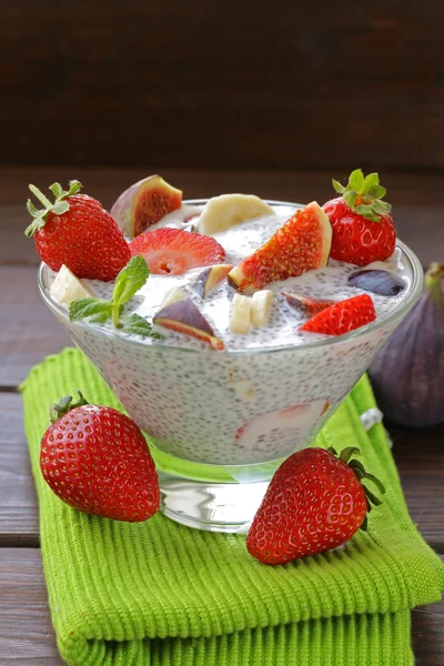 Sobremesa chia pudim de sementes com bagas e frutas - alimentação saudável, super comida — Fotografia de Stock