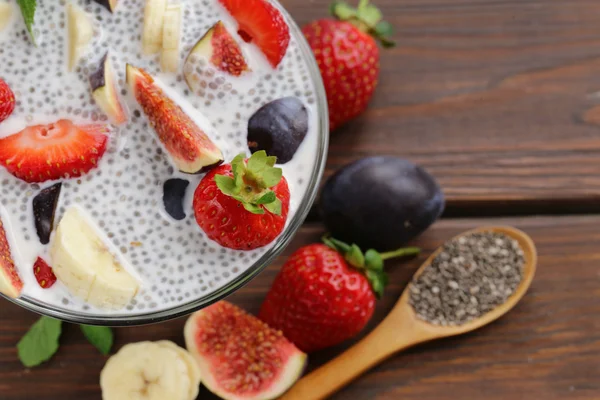 Dezert chia semen pudink s ovocem a ovoce - zdravé stravování, super jídlo — Stock fotografie